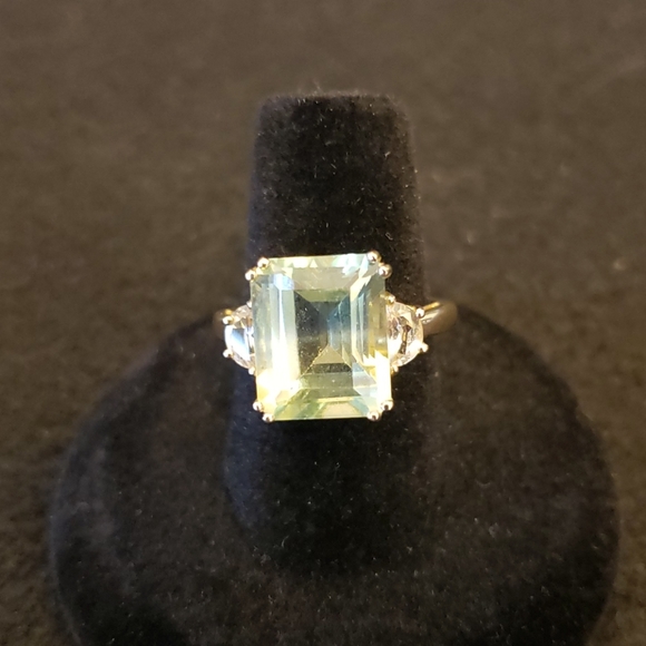 10k Gold ring w/ emarald cut green amathyst and CZ - Picture 2 of 4